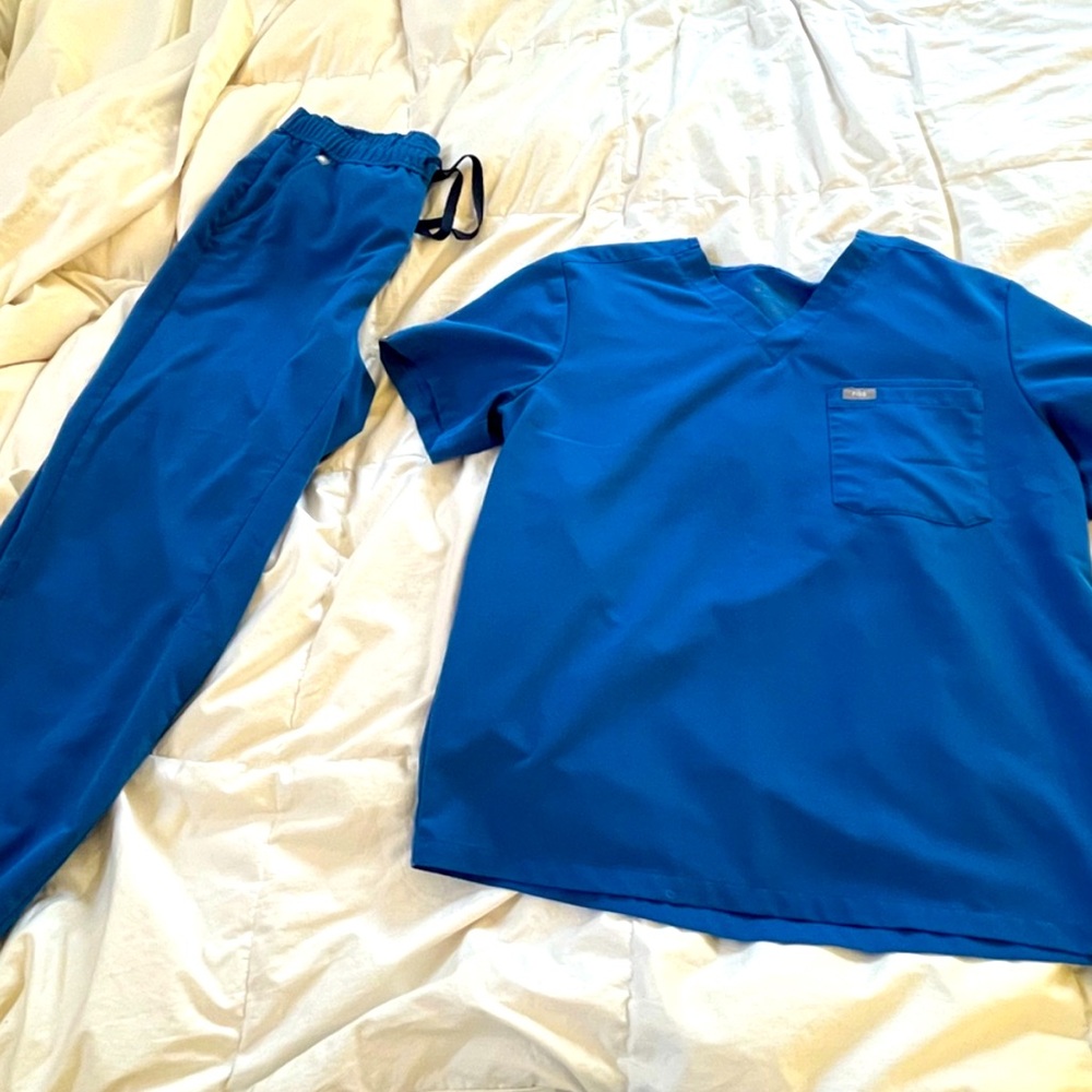 Men’s size large Figs scrubs set